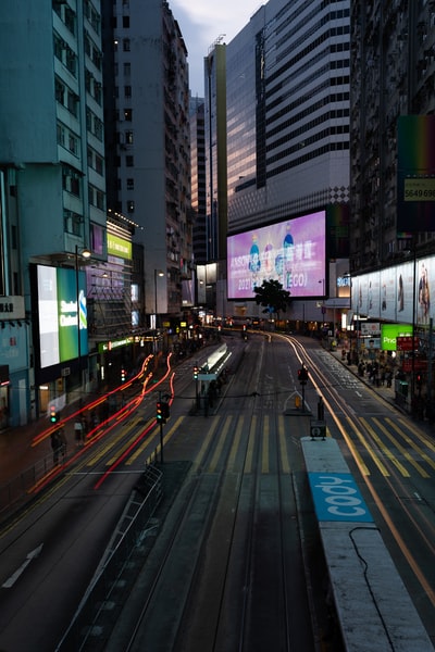 夜间道路上建筑物之间的汽车